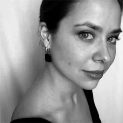 Stefanie True