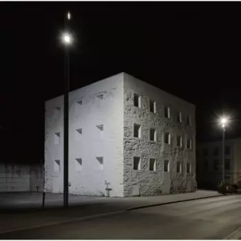 CAR, THE GARDEN: Apartment