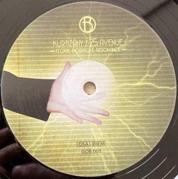 LP Kurtizány Z 25. Avenue: Teorie Morfické Rezonance