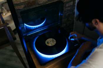 Audiotechnica Lenco LS-50LEDBK gramofon s reproduktory a LED osvětlením
