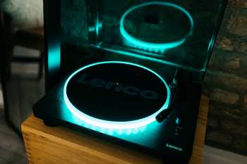 Audiotechnica Lenco LS-50LEDBK gramofon s reproduktory a LED osvětlením