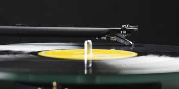 Audiotechnica Pro-ject T1 Evo Bt + Om10 - Piano černá